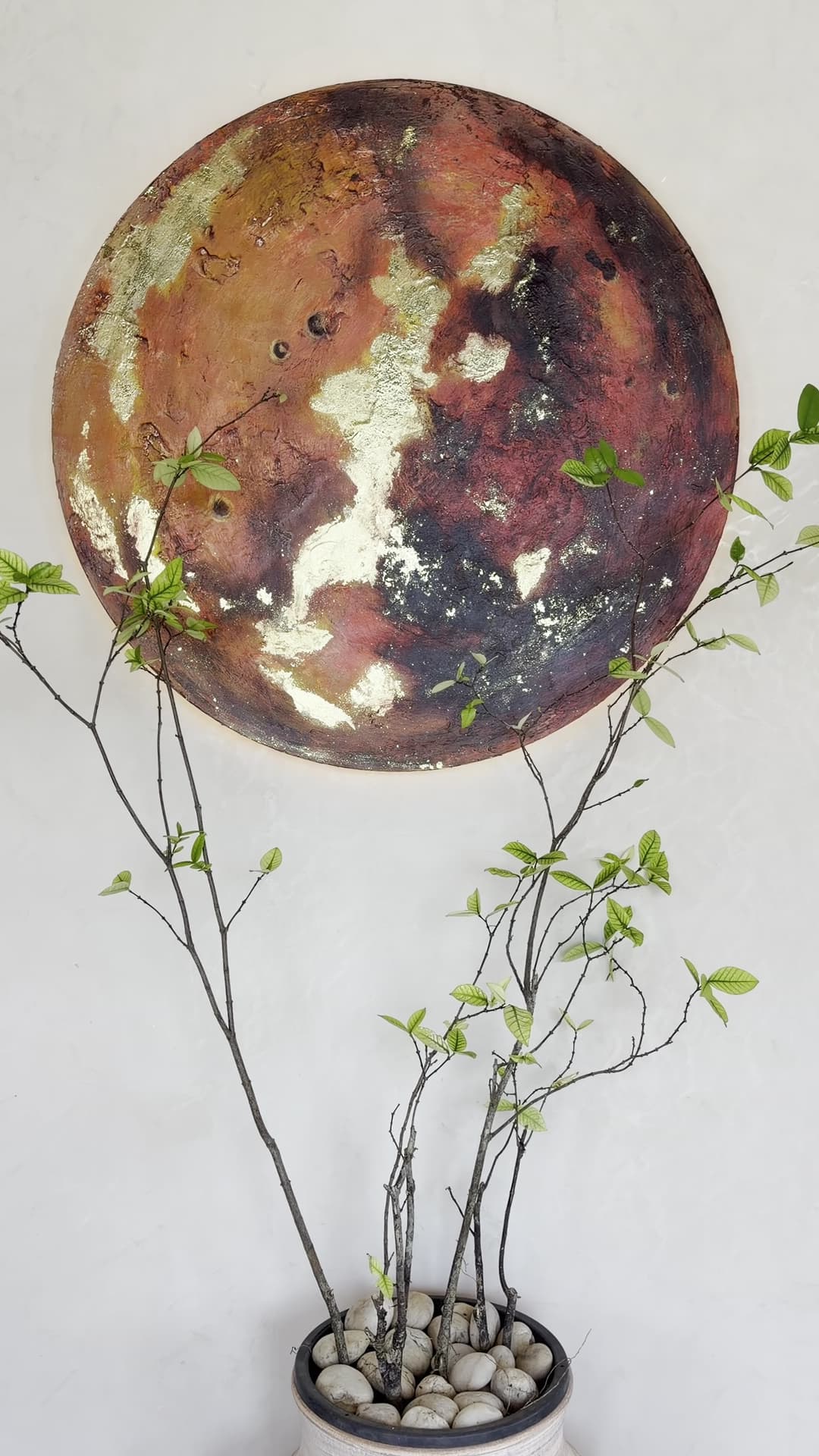Detail of the Mars disc above the entry planter